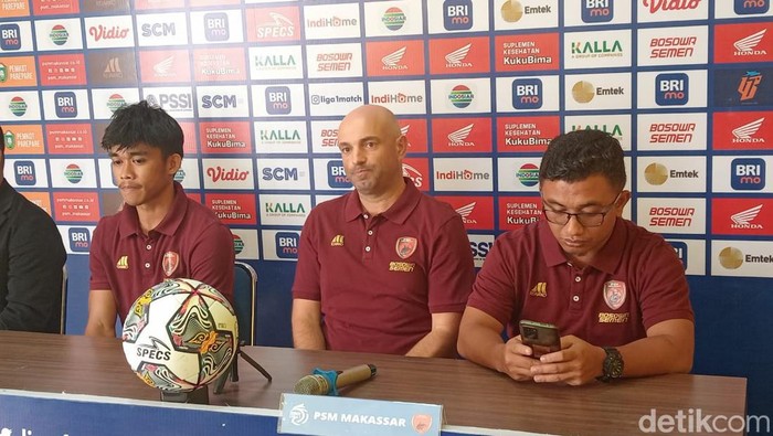 Pelatih PSM Makassar Bernardo Tavares dan pemain Rizky Eka Pratama di prematch konferensi pers jelang hadapi Barito Putera di pekan ke-23 Liga 1 2022/2023.
