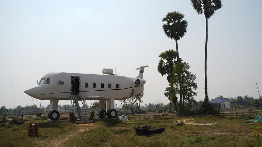 Pria Kamboja Wujudkan Mimpi Bangun Rumah Pesawat