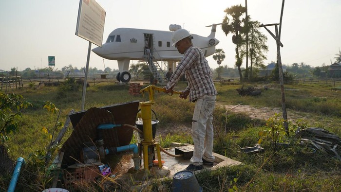 Pria Kamboja Wujudkan Mimpi Bangun Rumah Pesawat The