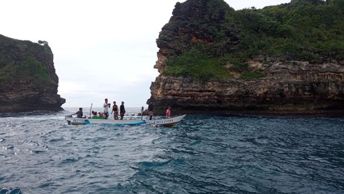 Proses evakuasi pria yang tewas setelah hanyut saat memancing ikan di Teluk Ujung Taman Wisata Alam (TWA) Gunung Tunak, Lombok Tengah, NTB, Rabu pagi (8/2/2023). (Foto: Istimewa)