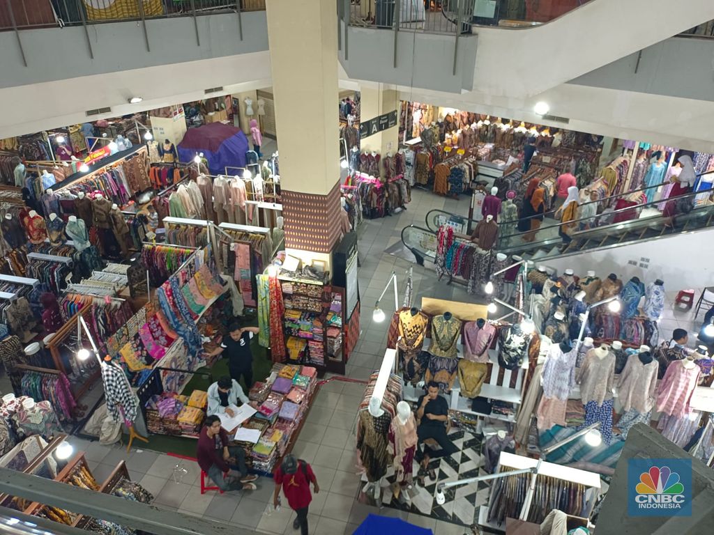 Pusat perbelanjaan Thamrin City, mata langsung disambut oleh deretan toko yang menjual kain Nusantara. Kain atau pakaian jadi yang dijual beragam, mulai dari batik, tenun, kebaya, sampai dengan songket ada. (CNBC Indonesia/Martyasari Rizky)
