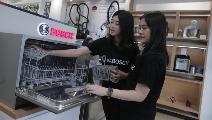 Rasakan Canggihnya Produk Rumah Tangga di Bosch Home Experience Center Martin A. Jäger, Chief Executive Officer & Head of ASEAN Bosch Home Appliances (kiri), Margaretha Enggawati Yasin, Owner PT. SICO selaku Sales Partner Bosch di Indonesia (tengah), dan Anil Narula, President Director Bosch Home Appliances di Indonesia (kanan), hadir dalam pembukaan Bosch Home Experience Center, Jakarta (8/2/2023).