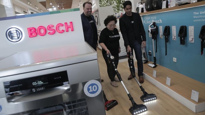 Rasakan Canggihnya Produk Rumah Tangga di Bosch Home Experience Center Martin A. Jäger, Chief Executive Officer & Head of ASEAN Bosch Home Appliances (kiri), Margaretha Enggawati Yasin, Owner PT. SICO selaku Sales Partner Bosch di Indonesia (tengah), dan Anil Narula, President Director Bosch Home Appliances di Indonesia (kanan), hadir dalam pembukaan Bosch Home Experience Center, Jakarta (8/2/2023).