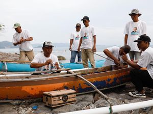 Relawan Ganjar Bantu Renovasi Perahu Nelayan di Lampung Selatan