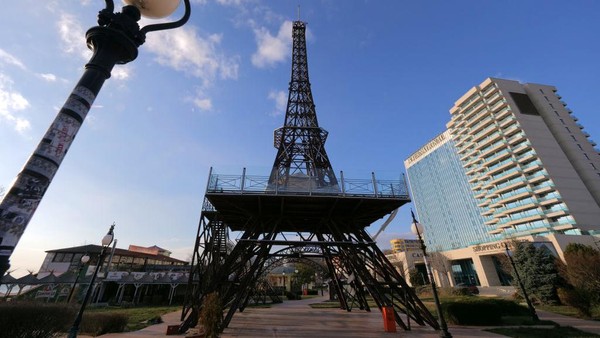 Ketinggian menara Eiffel KW ini adalah 32,4 m, persis dengan skala 1:10 dari aslinya yang ada Paris.
