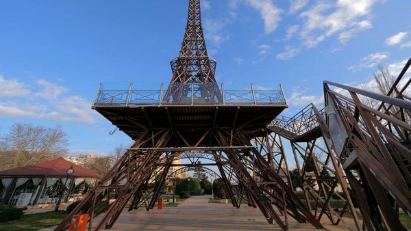 Menara Eiffel KW ini juga dilengkapi tangga dan juga ada pembatas atau balkon di bagian atas.