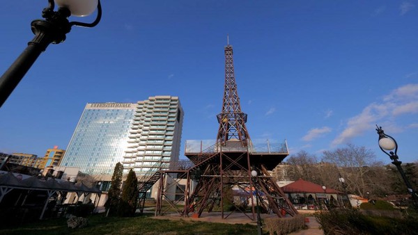Penampakan menara Eiffel yang berada di kompleks resort laut Golden Sands di Varna, Bulgaria, Selasa (7/2/2023).