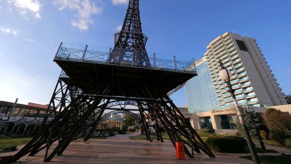 Dengan adanya menara tersebut, kawasan ini dinamakan menjadi The Little Paris.