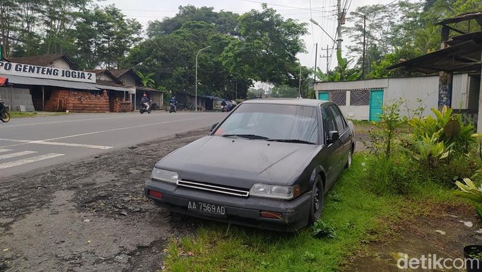 Sedan misterius parkir di pinggir Jalan Magelang-Semarang. Foto diunggah Rabu (8/2/2023).