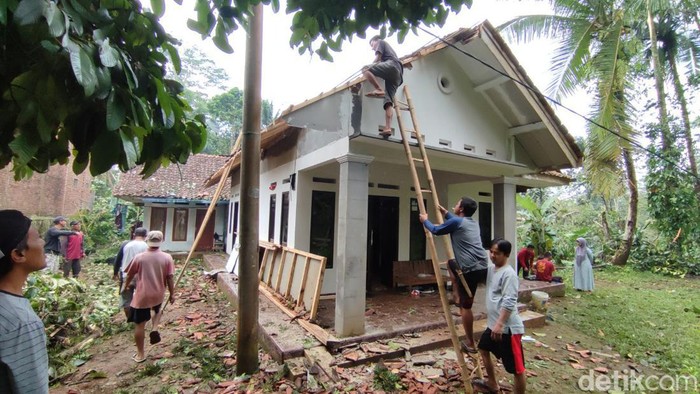 Sejumlah rumah rusak diterjang puting beliung di Ciamis. Sejumlah rumah rusak diterjang puting beliung di Ciamis.