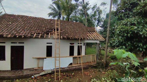 Sejumlah rumah rusak diterjang puting beliung di Ciamis.