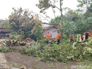 Dampak Puting Beliung yang Menghantam Ciamis