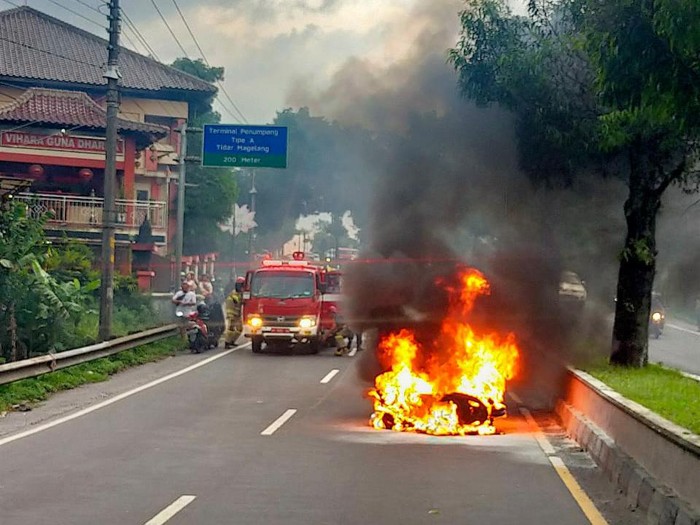 Sepeda motor jenis vespa matic terbakar di Jalan Soekarno-Hatta Kota Magelang, Senin (6/2/2023).