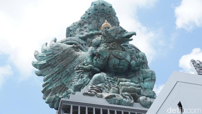 Sejarah patung GWK Bali berkaitan dengan sosok Nyoman Nuarta. Patung Garuda Wisnu Kencana menjadi maskot provinsi Bali. Bagaimana latar belakang pembangunannya?