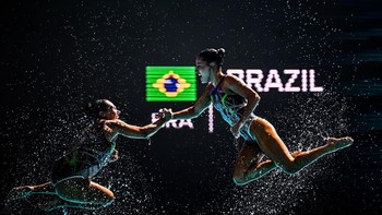 Karya Dávid Balogh dari Hungaria. Tim Brasil berkompetisi di babak penyisihan tim putri dalam acara renang artistik selama Kejuaraan Akuatik Dunia 2022 di Stadion Renang Nasional Alfred Hajós, Budapest. Foto: The World Photography Organisation