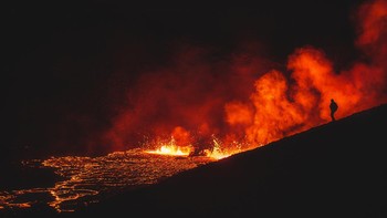Karya Niks Freimanis dari Latvia. Malam kedua letusan gunung berapi di lembah Meradalir, Islandia, yang dimulai pada awal Agustus 2022. Foto: The World Photography Organisation