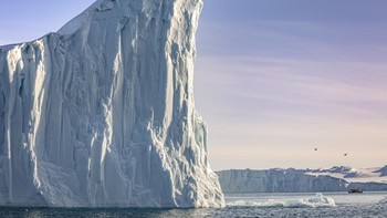 Karya Huazheng Hong Foto: Gunung es Ilulissat di lepas pantai Greenland memberikan perspektif pada dinding es yang sangat besar di kejauhan, yang membentang beberapa kilometer dan bisa setinggi gedung pencakar langit setinggi seratus lantai. Itu hanya puncak gunung es. Gletser membentang jauh di bawah air, hingga kedalaman rata-rata 2.100 meter, dan melepaskan lebih banyak es ke arus samudra global daripada gletser lainnya di Belahan Bumi Utara. The World Photography Organisation