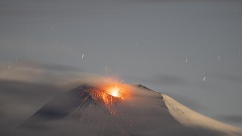 Karya Kevin Moncayo. Gunung Sangay telah aktif selama beberapa tahun terakhir di Ekuador, mengirimkan abu ke kota-kota yang jaraknya ratusan mil. Kevin melakukan perjalanan ke gunung berapi dan menunggu selama 72 jam sebelum dia dapat memotretnya saat fajar dengan awan dan bintang di gambar yang sama.Foto: The World Photography Organisation
