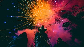 Karya Pável Vélez dari Meksiko. Kembang api merayakan awal tahun baru di kota kecil Santa Rosa Xochiac, Meksiko. Foto: The World Photography Organisation