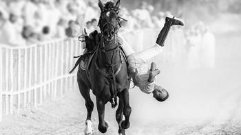 Karya Abdulla AL-Mushaifri dari Qatar. Sebuah foto seorang ksatria muda yang mendemonstrasikan keahliannya menunggang kuda, sambil secara bersamaan melihat para fotografer yang berkumpul menunggu untuk mengambil fotonya. Foto ini diambil di Kesultanan Oman.Foto: The World Photography Organisation