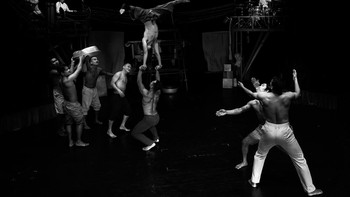 Karya Chan Sithy Heng dari Kamboja. Penampil Phare menceritakan kisah sejarah dan cerita rakyat Kamboja melalui pertunjukan, menggabungkan teknik teater, musik, tarian, dan sirkus. Saya mengambil gambar ini di salah satu serial mereka yang berjudul Same But Different. Foto: The World Photography Organisation