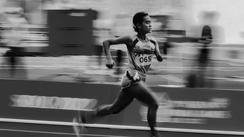 Karya Mawaruddin Mawaruddin dari Indonesia. Seorang atlet para-atlet berlari selama kompetisi Asian Para Games.Foto: The World Photography Organisation