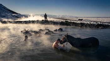 Karya Erhan Coral dari Turki. Pemandian air panas terkenal di Güroymak, Bitlis, Turki. Mata air panas mempertahankan suhu sekitar 40 ℃, bahkan ketika suhu luar serendah -14 ℃. Foto: The World Photography Organisation