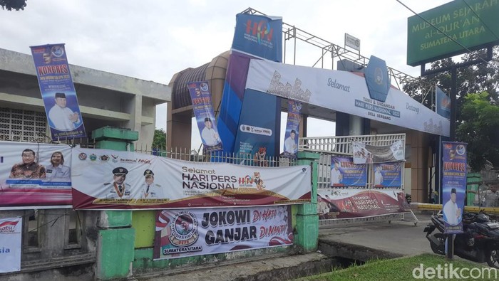 Spanduk Jokowi di Hati, Ganjar Dinanti di Medan.