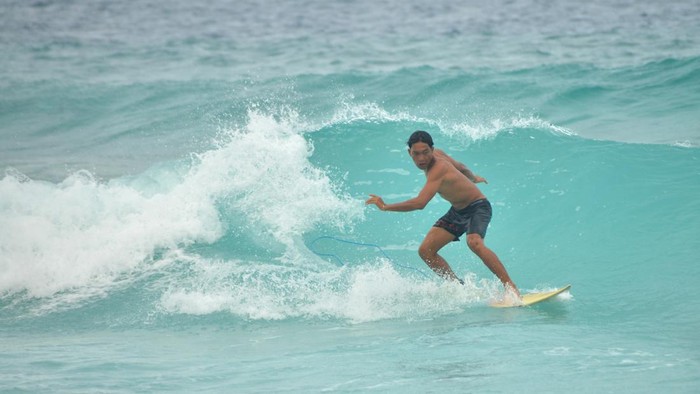 Seorang pemuda bermain selancar di Pantai Jati, Tuapejat, Kabupaten Kepulauan Mentawai, Sumatera Barat, Selasa (7/2/2023). Kawasan Pantai Jati di Pulau Sipora merupakan spot surfing yang biasa dimanfaatkan bagi peselancar pemula di pulau itu. ANTARA FOTO/Iggoy el Fitra