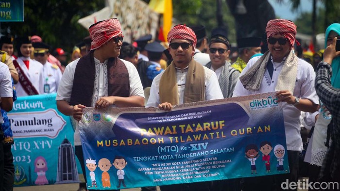 Pawai Taaruf MTQ ke-14 digelar di Tangerang Selatan (Tangsel). Pawai Taaruf dimeriahkan cosplay superhero, manusia gua, sampai sepeda ontel.