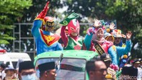 Ada yang mengenakan kostum Pelitas, yaitu superhero lingkungan hidup Tangsel.
