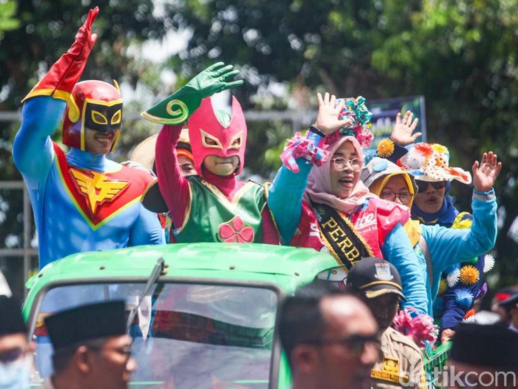 Superhero hingga Ontel Meriahkan Pawai Taaruf MTQ Tangsel