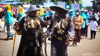 Ada juga iring-iringan marching band sampai cosplay manusia gua yang mengikuti pawai.