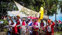 Salah satu yang mencolok juga yaitu dari Karang Taruna Kecamatan Pondok Aren yang memasang pedang milik Rasulullah SAW. 