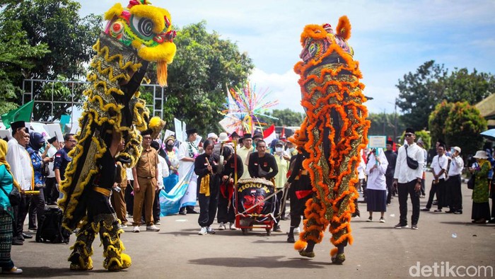 Pawai Taaruf MTQ ke-14 digelar di Tangerang Selatan (Tangsel). Pawai Taaruf dimeriahkan cosplay superhero, manusia gua, sampai sepeda ontel.