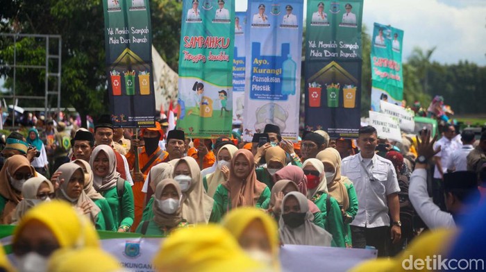 'Superhero' hingga Ontel Meriahkan Pawai Taaruf MTQ Tangsel Pawai Taaruf MTQ ke-14 digelar di Tangerang Selatan (Tangsel). Pawai Taaruf dimeriahkan cosplay superhero, manusia gua, sampai sepeda ontel.