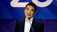 Hal ini diumumkan Zoom lewat postingan blog di situs web perusahaan. CEO Eric Yuan menyatakan saat dunia terus menyesuaikan diri dengan kehidupan setelah pandemi COVID-19, perusahaan perlu beradaptasi dengan ketidakpastian ekonomi global. Getty Images/Kena Betancur
