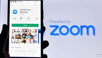Zoom memang mengalami ledakan besar selama pandemi ketika orang-orang dipaksa bekerja dari rumah dan beralih ke perangkat lunak untuk pertemuan lewat video untuk tetap berhubungan dengan kolega kerja, teman, dan keluarga. Indranil Aditya/Getty Images
