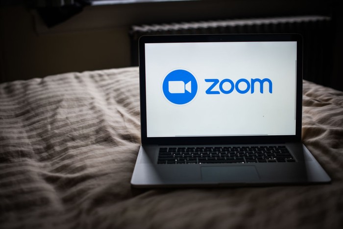 Pada Selasa (7/2), Zoom mengumumkan rencana untuk memangkas sekitar 1.300 pekerjanya. Jumlah itu sama besarnya dengan 15% dari total pekerjanya.