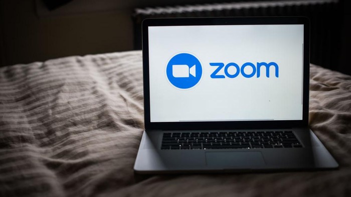 Pada Selasa (7/2), Zoom mengumumkan rencana untuk memangkas sekitar 1.300 pekerjanya. Jumlah itu sama besarnya dengan 15% dari total pekerjanya.