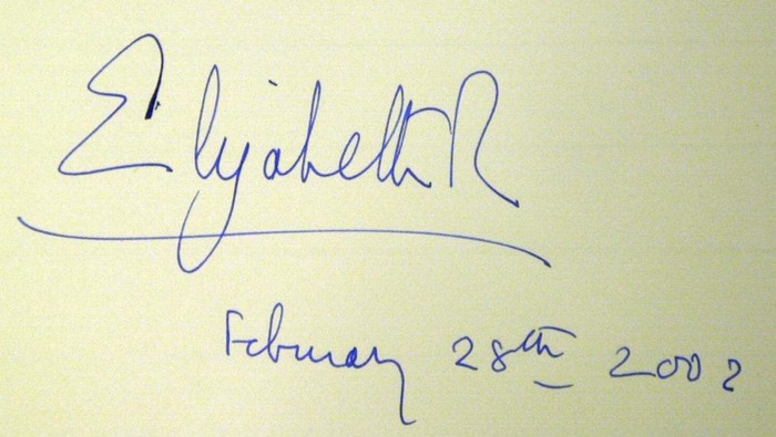 Signature of Queen Elizabeth I (1533-1603) (pen and ink on paper) (b/w photo) (Photo by Art Images via Getty Images)