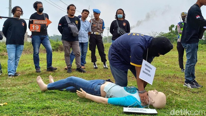 Tersangka Nanang Tri Hartanto (21), saat melakukan adegan prarekonstruksi kasus pembunuhan siswi SMP open BO, di Desa Pandeyan, Grogol, Kabupaten Sukoharjo, Rabu (8/2/2023).