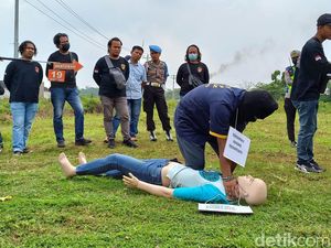 Pria Serang Tersangka di Prarekonstruksi Pembunuhan Siswi SMP Open BO
