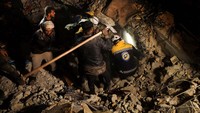Tim SAR harus bekerja siang dan malam untuk mencari korban gempa di Jandaris, Suriah. Reuters/Ameer Hurputlu.