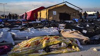 Korban jiwa akibat gempa Magnitudo (M) 7,8 yang mengguncang Turki dan Suriah saat ini telah bertambah menjadi lebih dari 11.200 orang. Angka terbaru pada Rabu (8/2) ini disampaikan seiring tim penyelamat terus berjuang untuk menyelamatkan para korban yang terjebak di bawah puing-puing bangunan. Cemal Yurttas/DIA via AP.