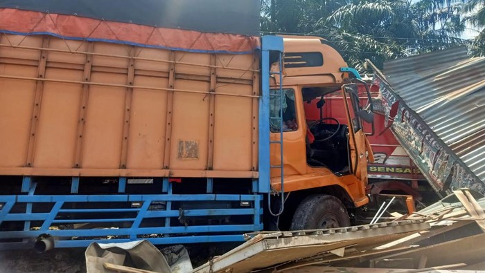 Truk kecelakaan di Jambi tabrak rumah warga. (Foto: Istimewa)