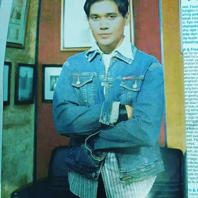 Tak jauh berbeda, hingga saat ini wajah Tyo juga masih mulus tanpa keriput. Tak hanya itu saja, berat badannya pun masih stabil berkat diet tak konsumsi MSG dan garam yang dijalaninya, serta olahraga. Foto: Instagram/@taufieq.elmawa