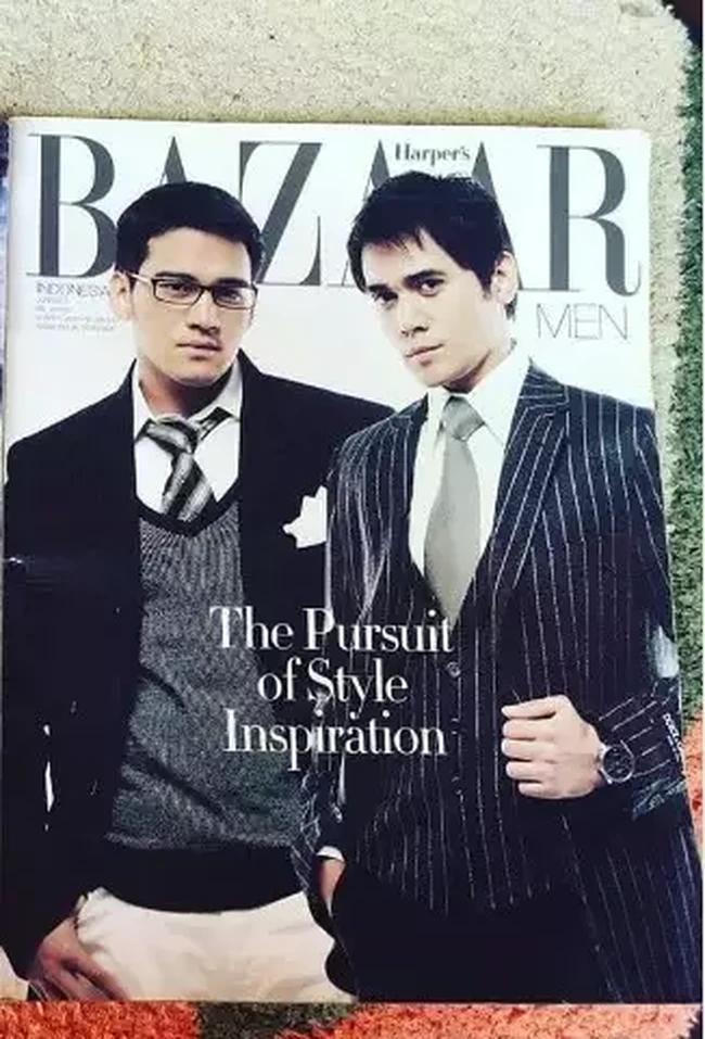 Begini penampilan Tyo muda saat mengenakan setelan jas garis-garis berwarna biru. Penampilannya yang satu ini masih sama dengan yang sekarang bukan? Foto: Instagram/@baladewafamilia