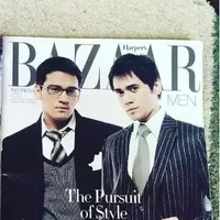 Begini penampilan Tyo muda saat mengenakan setelan jas garis-garis berwarna biru. Penampilannya yang satu ini masih sama dengan yang sekarang bukan? Foto: Instagram/@baladewafamilia