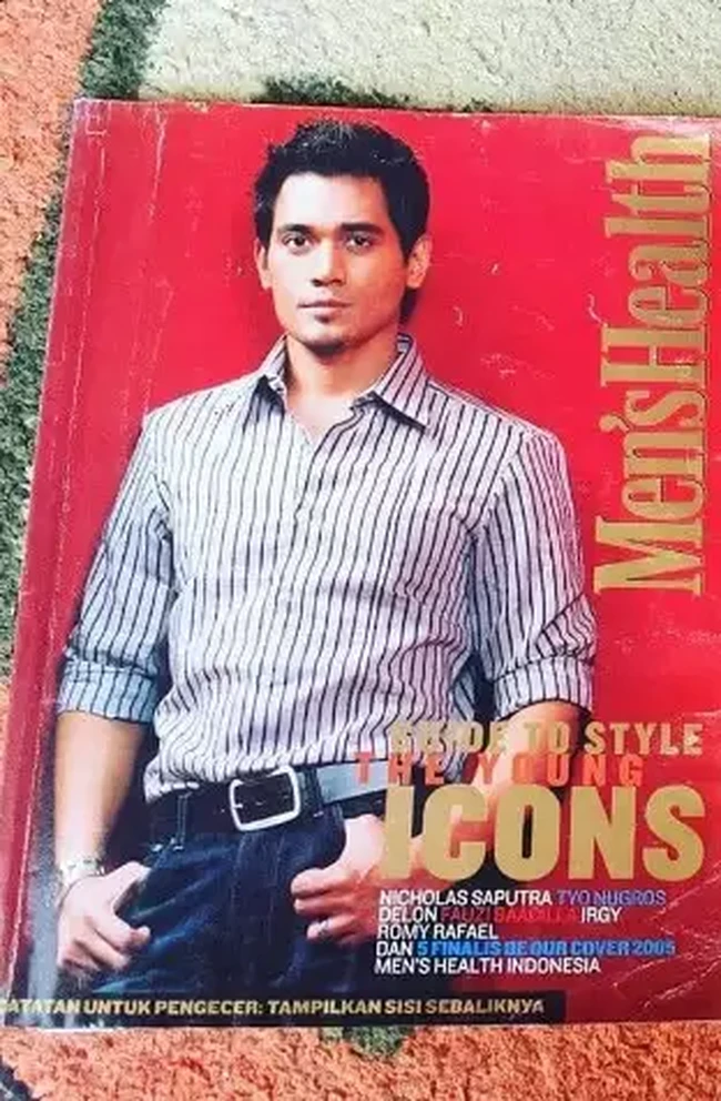 Eks drummer Dewa 19, Tyo Nugros memang tengah jadi pusat perhatian karena penampilannya yang terlihat awet muda. Seolah tak menua, banyak yang jadi menyebutnya seperti vampire di dunia nyata. Begini penampilan Tyo saat masih muda. Foto: Instagram/@baladewafamilia